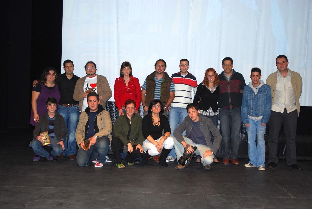 Los jóvenes voluntarios que empezaron el festival de cortos en Vecindario.