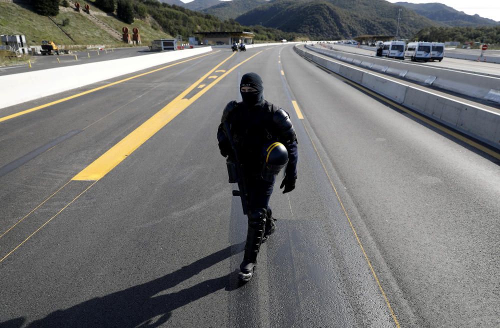 Una acció del Tsunami Democràtic talla l'AP-7 a la Jonquera