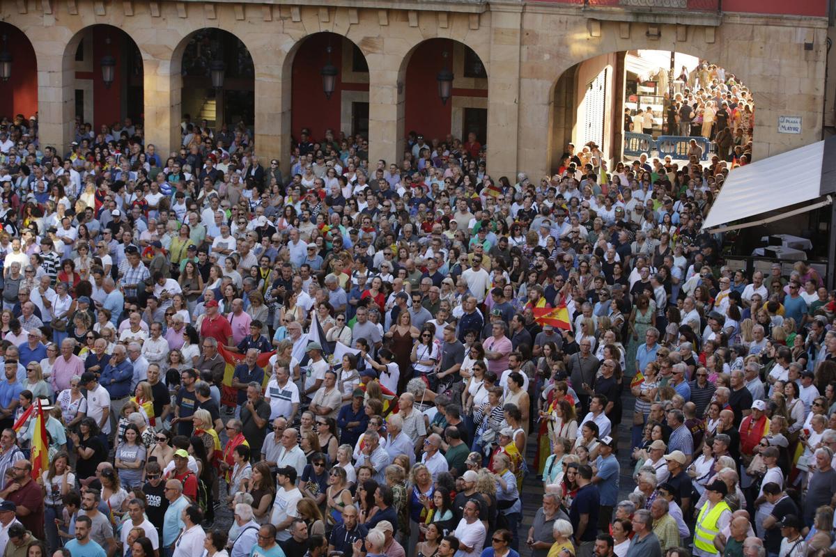 En imágenes: así fue la masiva manifestación en Gijón de apoyo a Ceuta en la plaza Mayor