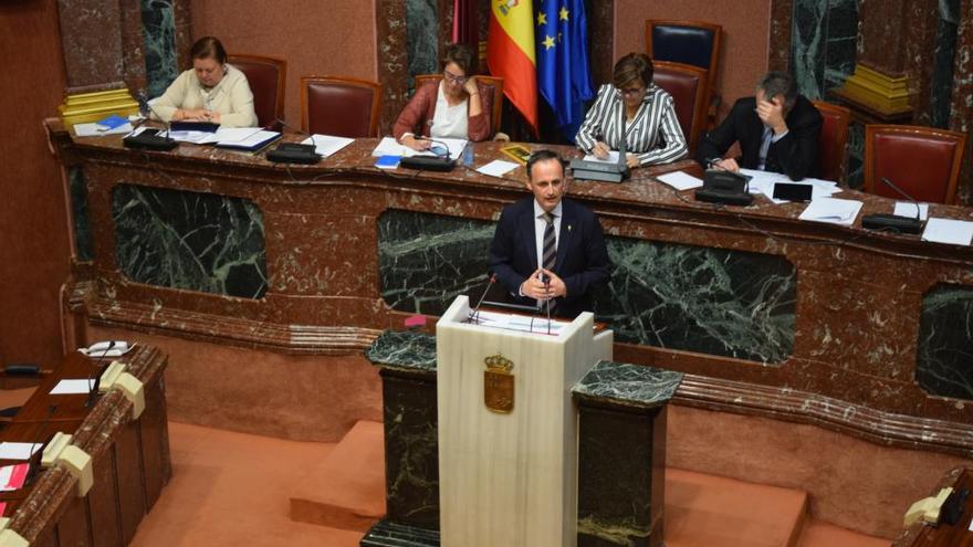 El consejero Javier Celdrán durante su primera comparecencia ante el pleno de la Asamblea.