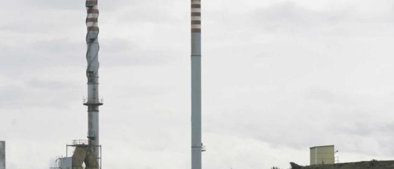 Chimeneas de Asturiana de Zinc, desde San Juan de Nieva.