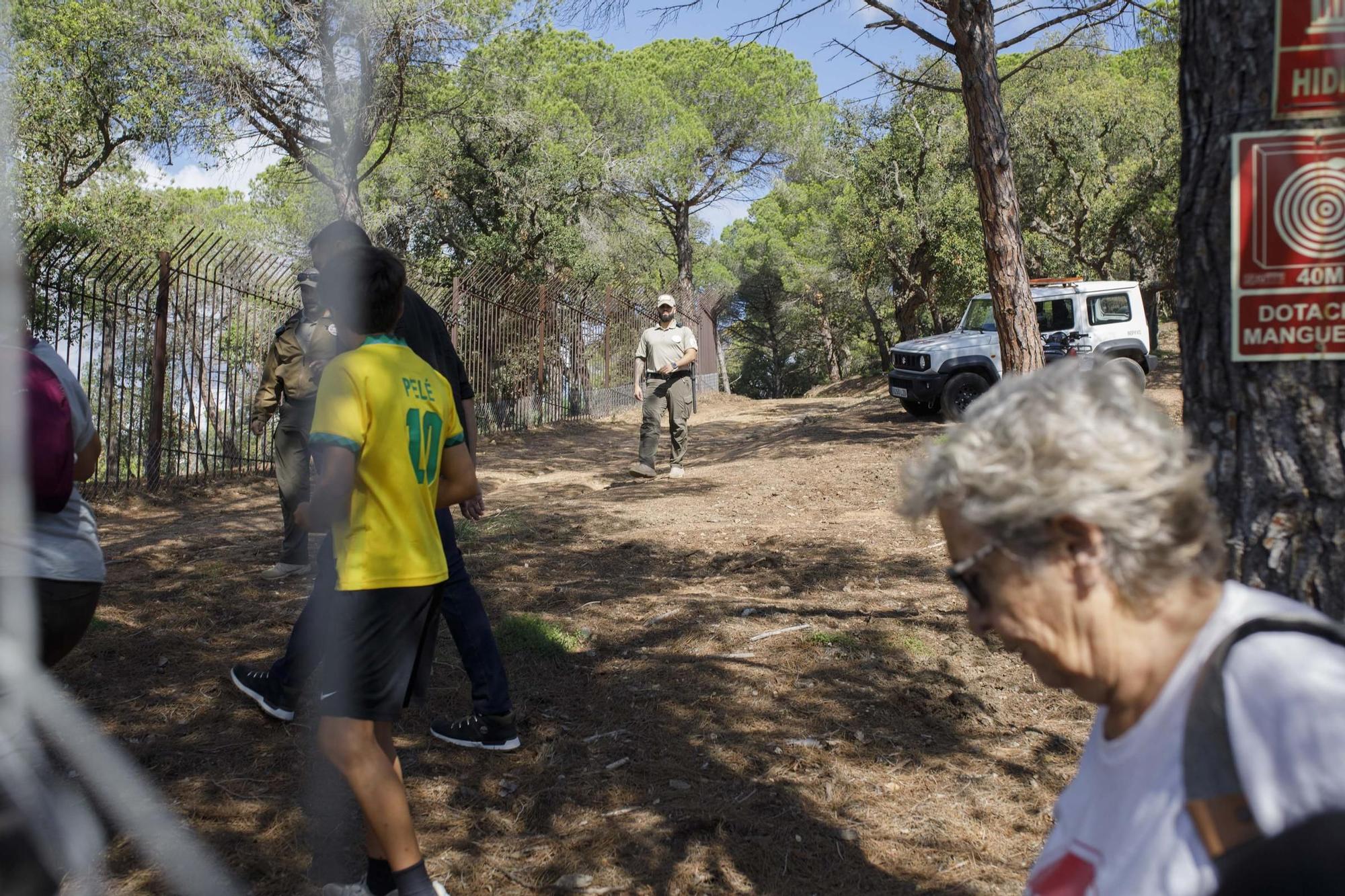 Els activistes han demanat la reobertura del camí de ronda al seu pas per Can Juncadella