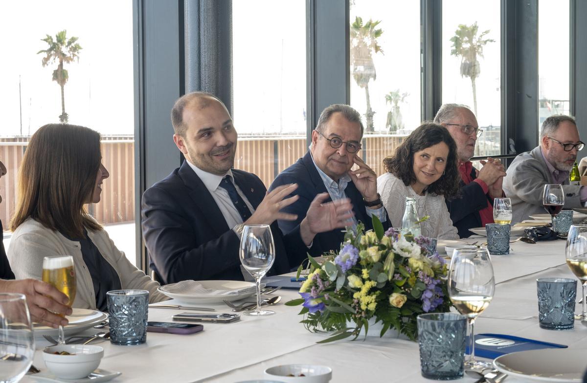 Reunión del comité editorial de El Periódico en el restaurante El Cangrejo Loco en el balcón gastronómico del Port Olímpic, con presencia del conseller de presidència, Albert Dalmau, junto al director de El Periódico, Albert Sáez, y la directora adjunta, Gemma Martínez, entre otros. Fotografía de Jordi Cotrina