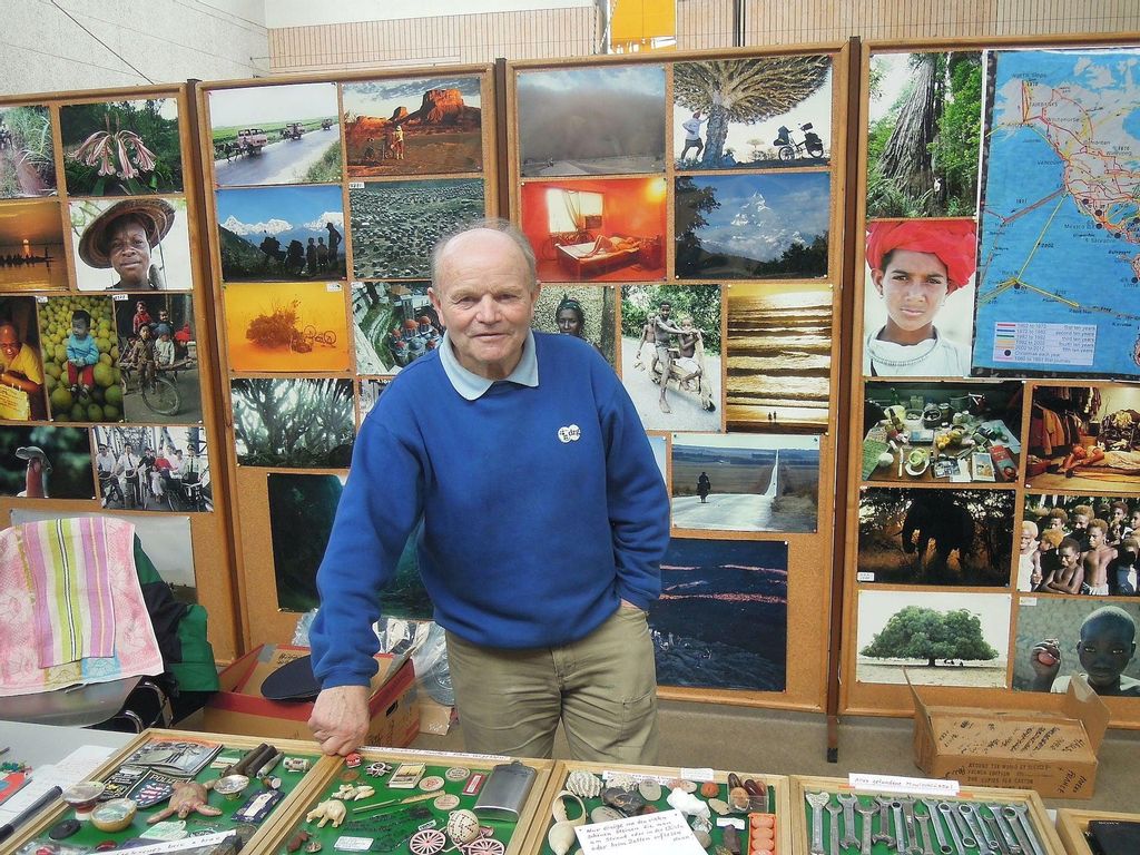 Heinz Stucke presentando objetos de sus viajes alrededor del mundo