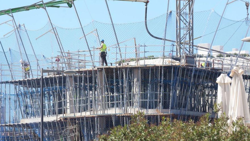 Trabajadores en una obra de Ibiza este mismo año. | J.A.RIERA