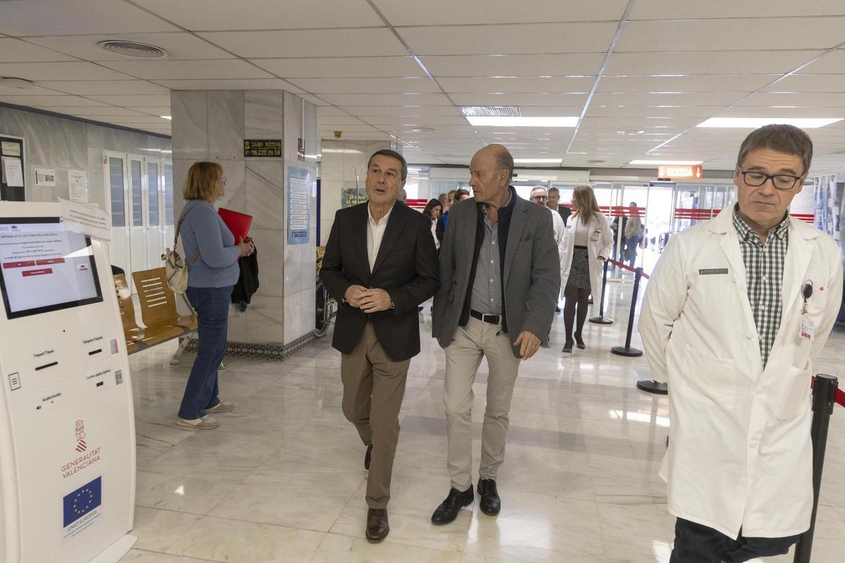 El conseller de Sanitat, Marciano Gómez, en la visita al hospital Lluís Alcanyís de Xàtiva, este martes.