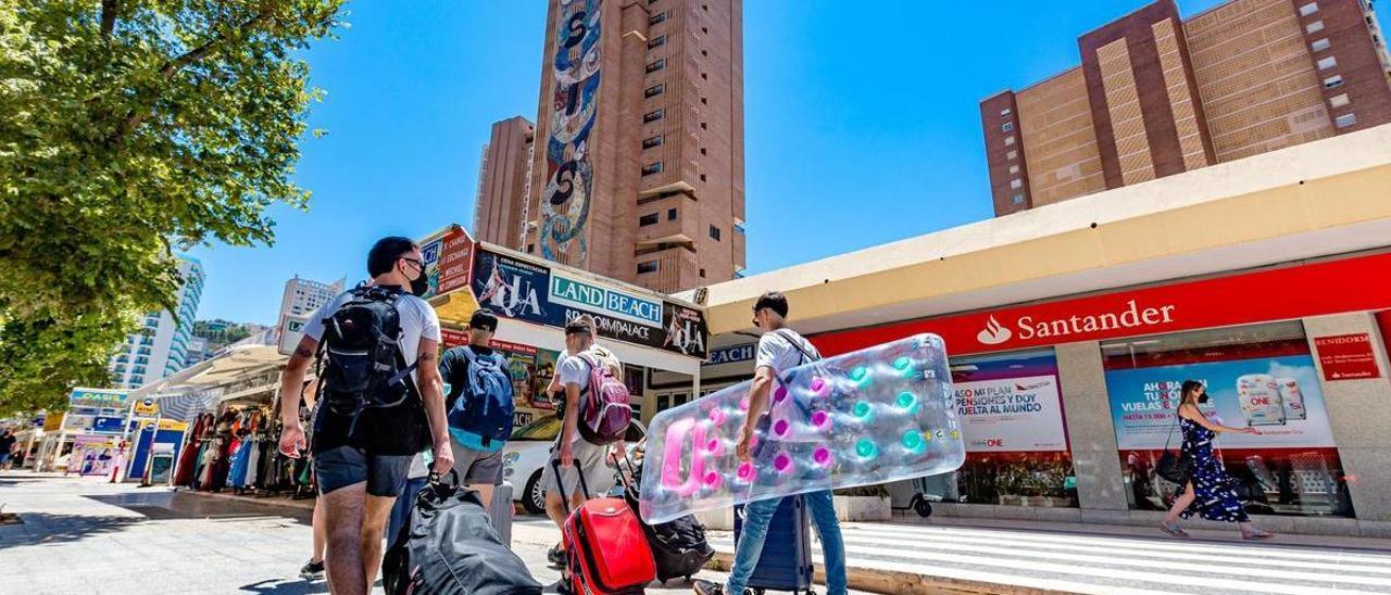 Turistas con maletas en Benidorm en una imagen de archivo.