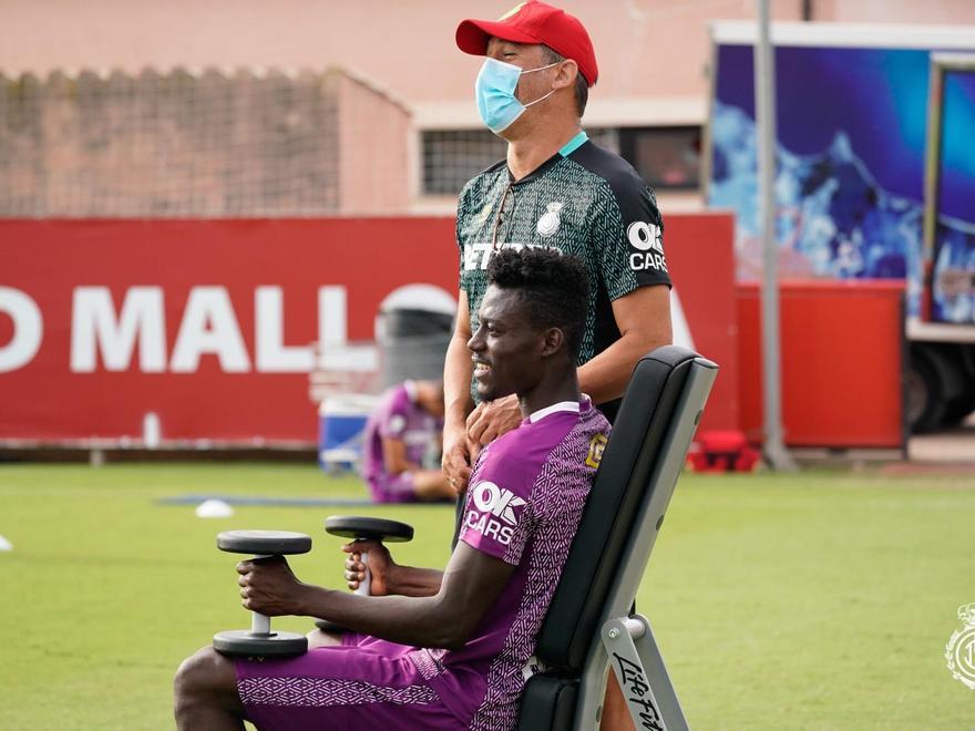 Luis García, junto a Baba, durante un entrenamiento en Son Bibiloni.