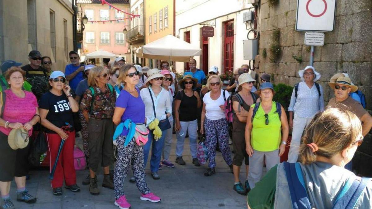 Participantes en una ruta para mayores de Oleiros, en 2019.