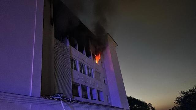 Incendi en una vivenda del carrer Ónix, Arroyo de la Miel, en el qual han mort dos menors.
