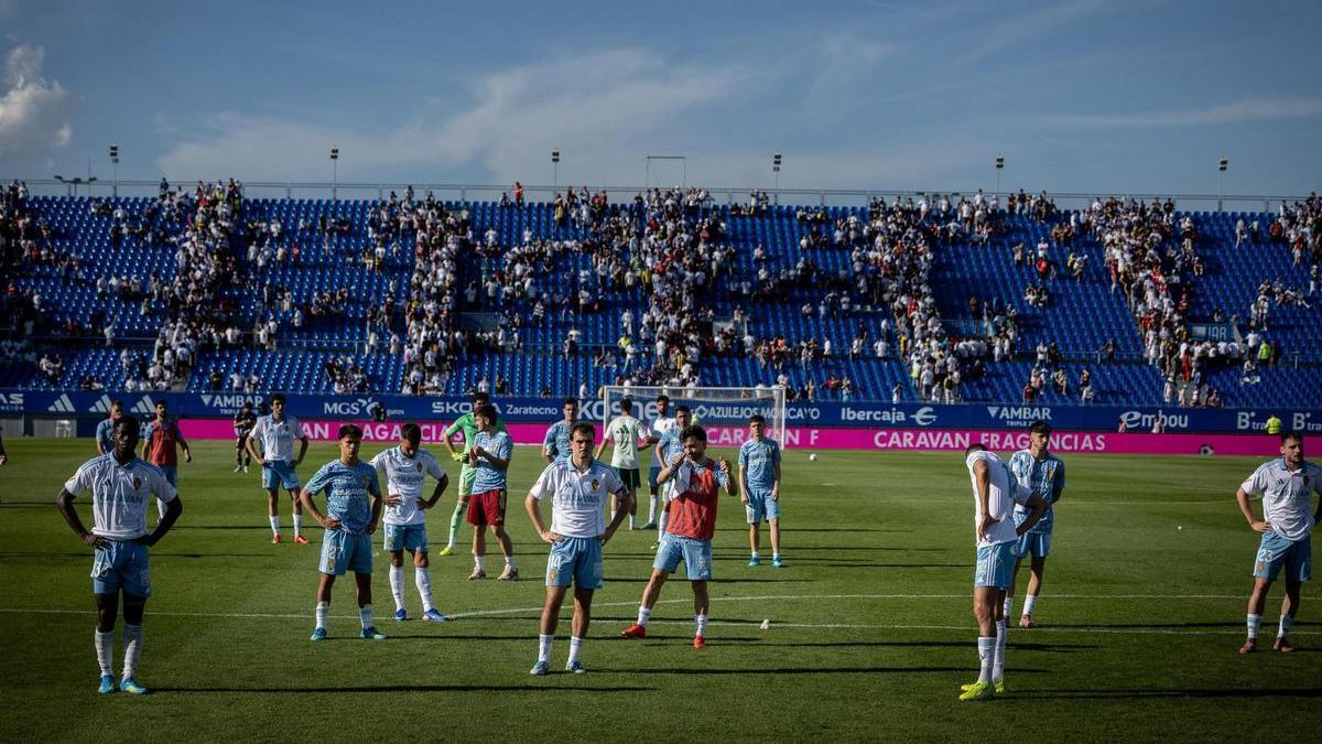 Los jugadores del Zaragoza se dirigen a la afición al término del partido ante el Ceuta.