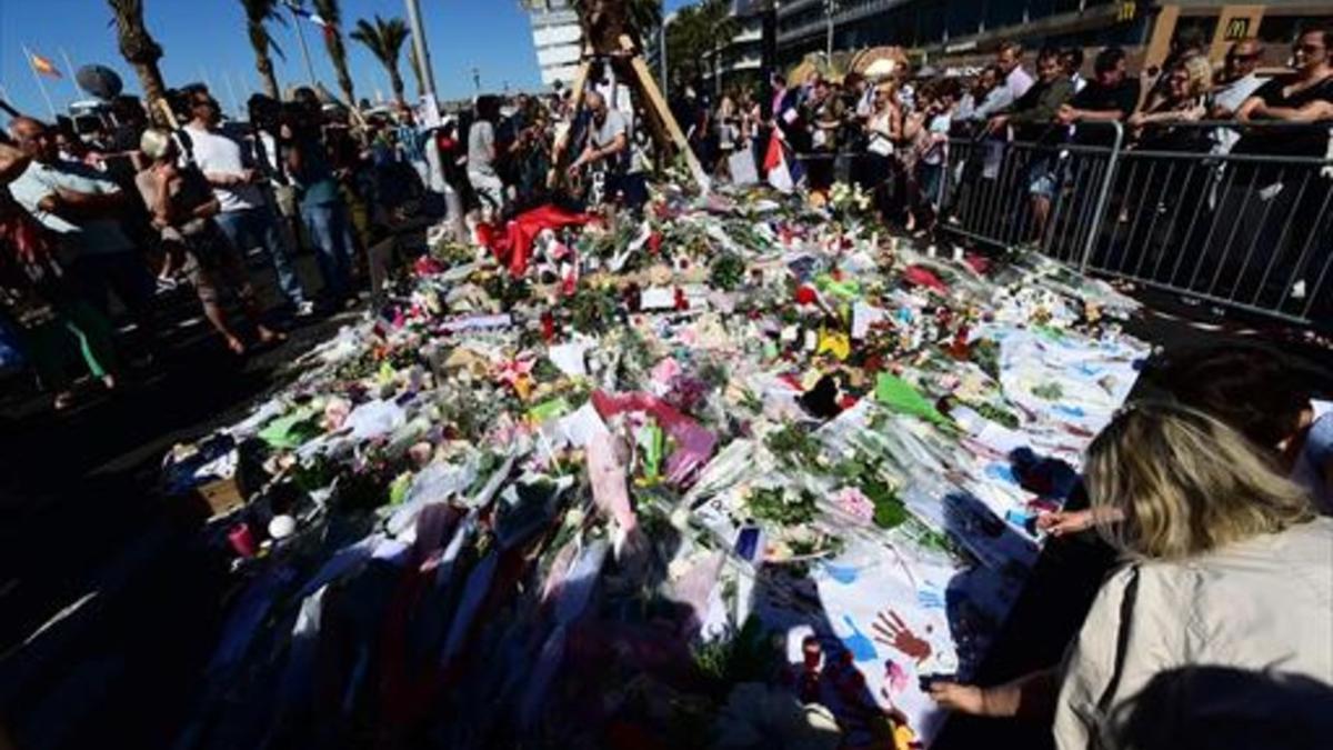 Flores, velas y mensajes, en el paseo de los Ingleses de Niza, ayer.