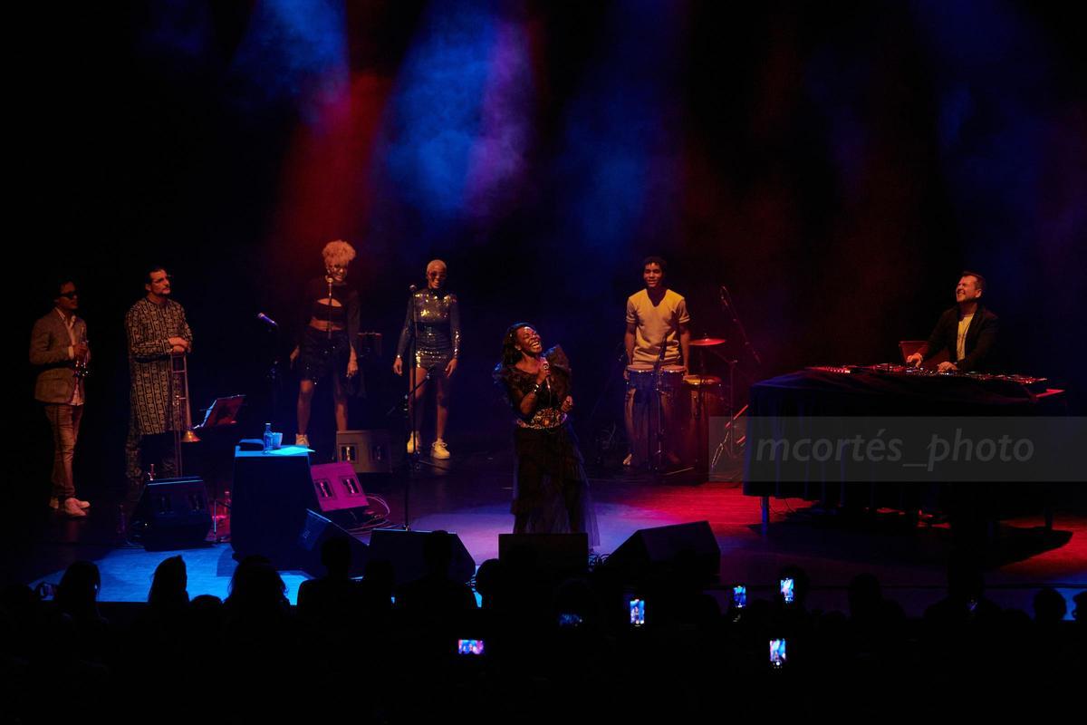 Un momento del concierto ofrecido por Kiko Navarro y Buika en Barcelona
