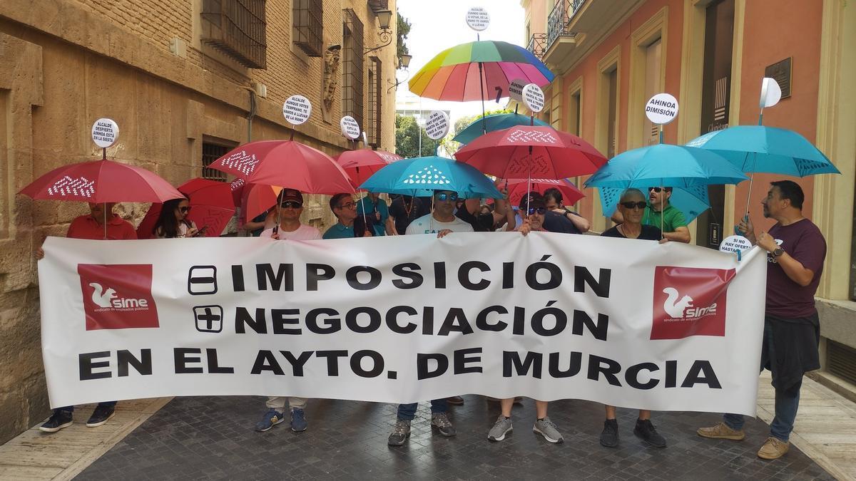 El sindicato mayoritario en el Ayuntamiento de Murcia, SIME, protesta por las calles de Murcia.