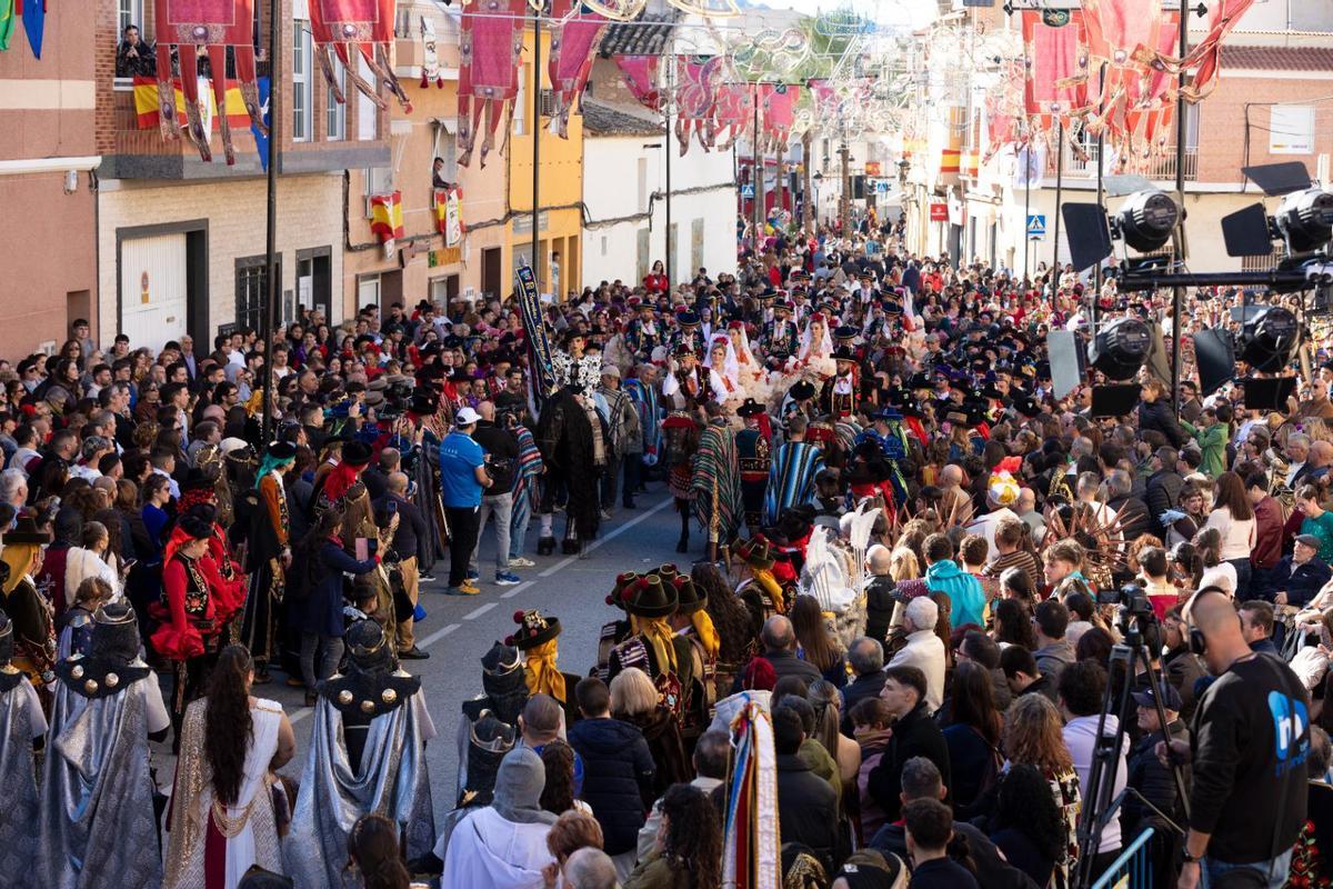 La Embajada Contrabandista tuvo lugar por la mañana y aglutinó a un gran número de festeros en la calle.