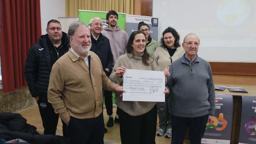 Entrega de la donación, ayer, en Salesianos. | I. Osorio