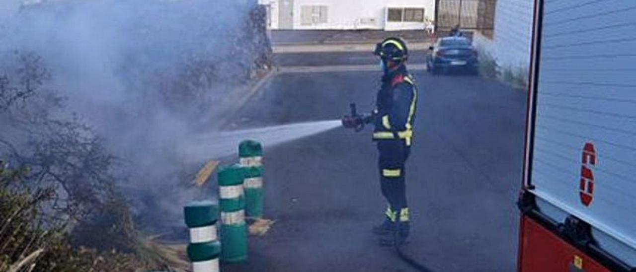 Arden contenedores en Garachico | BOMBEROS DE TENERIFE