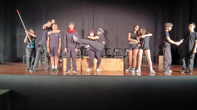 Avelaíñas Teatro da Estrada viaxou a Bueu |