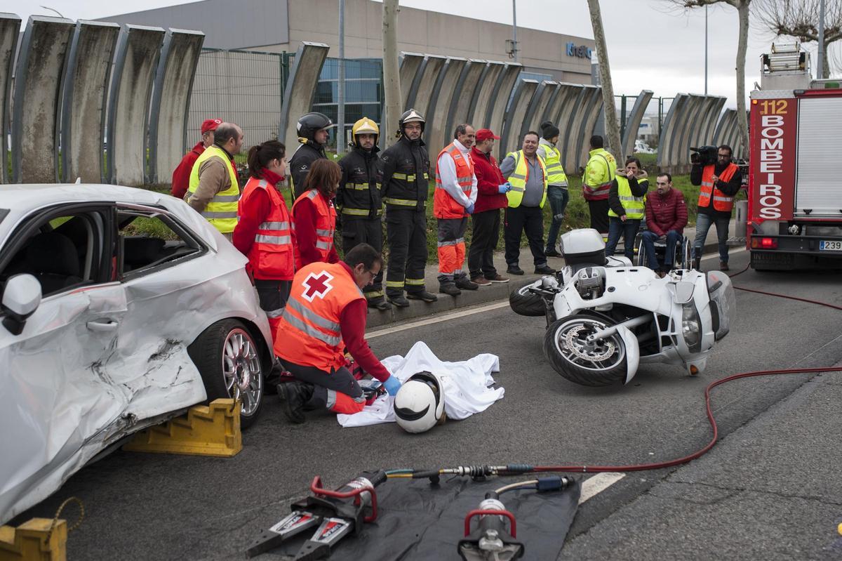 Simulacro de un accidente que involucró a un turismo y una moto.
