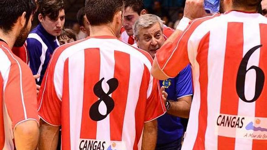 Pillo da instrucciones a los suyos durante el partido ante Aragón./GN