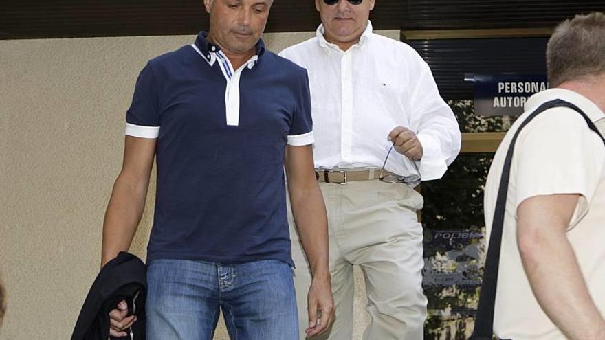 Antoni Palerm, izquierda, cuando declaró en Jefatura por el caso Palma Arena.
