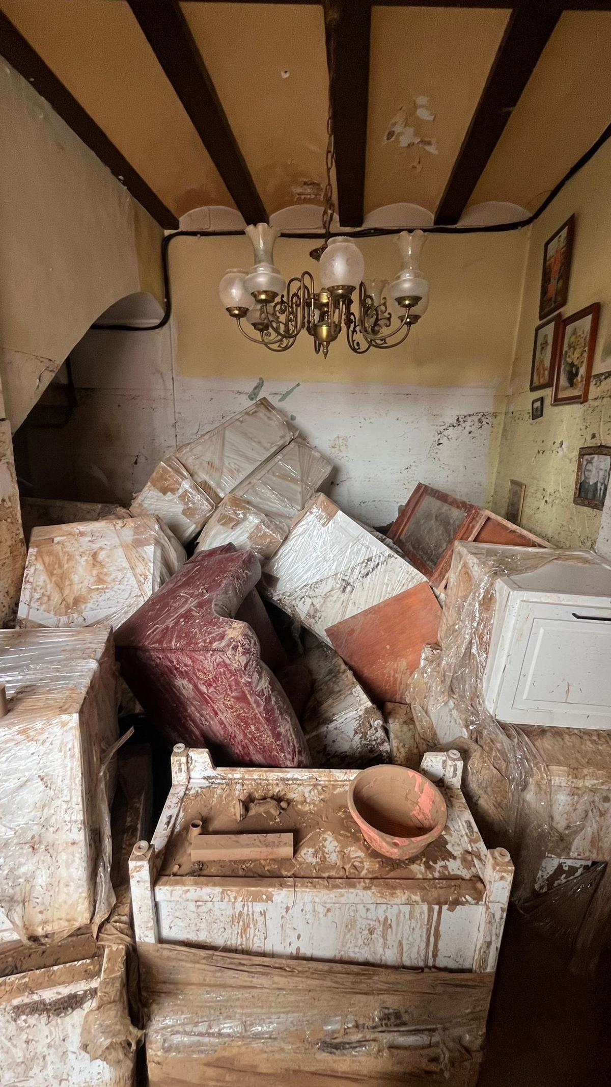 Los muebles se agolparon en las entradas de la casa