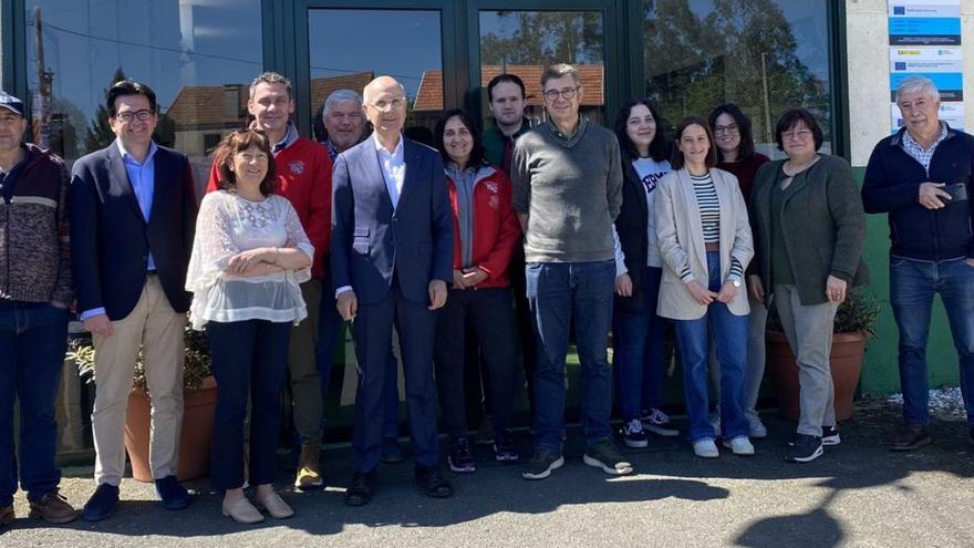 Antoni Durán i Lleida 
posa con el personal de la
 cooperativa Cobideza.   | // CEDIDA