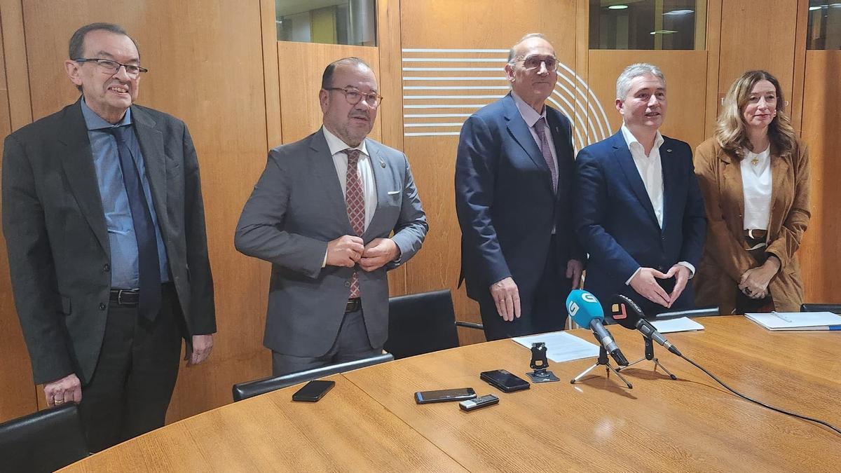 Los rectores Antonio López, Manuel Reigosa y Ricardo Cao, en el centro de la imagen