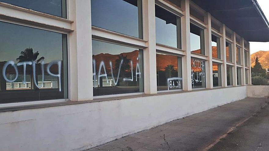 Pintadas en las ventanas del instituto de Aielo de Malferit | LEVANTE-EMV