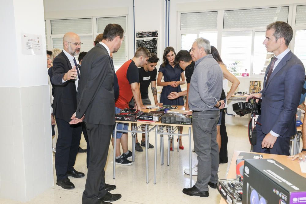 La Reina Letizia visita el IES Severo Ochoa de Elche.