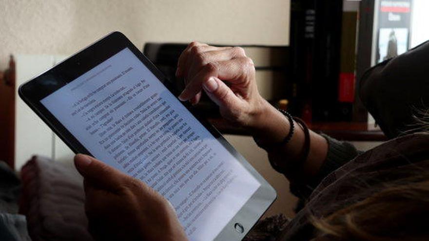 Primer pla d&#039;una persona llegint un e-book