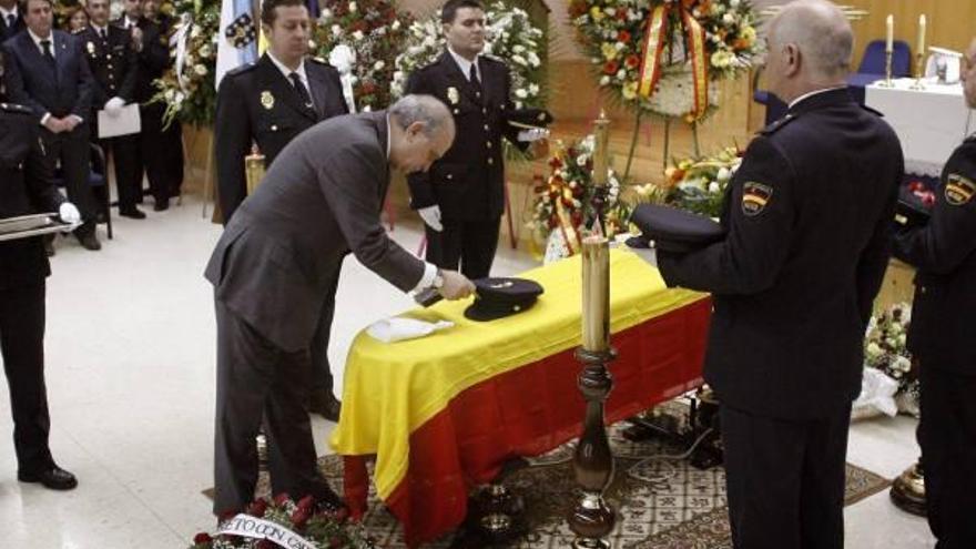 Momento de la condecoración al policía fallecido.