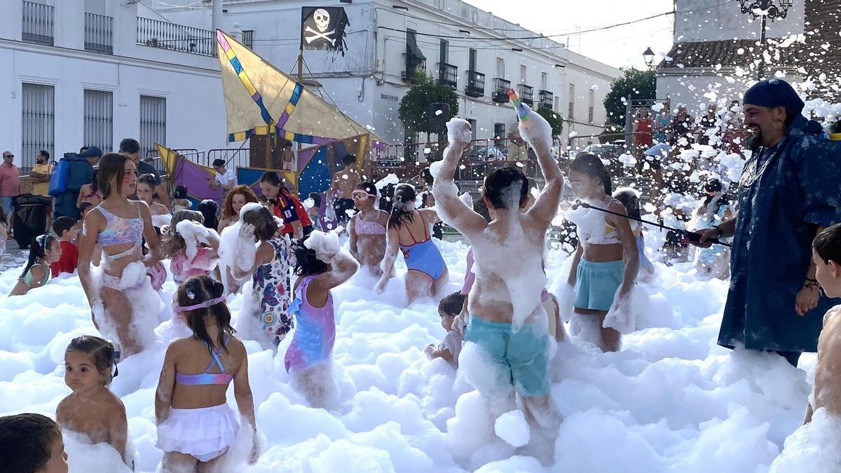 Fiesta de la espuma en la Plaza del Pueblo