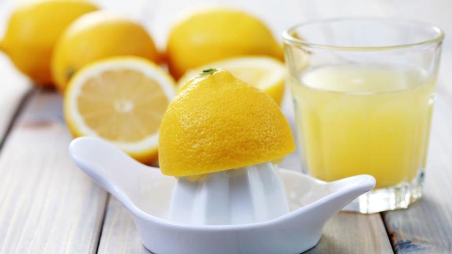 El zumo de limón que puede resultar perjudicial para algunos consumidores, según alerta Sanidad