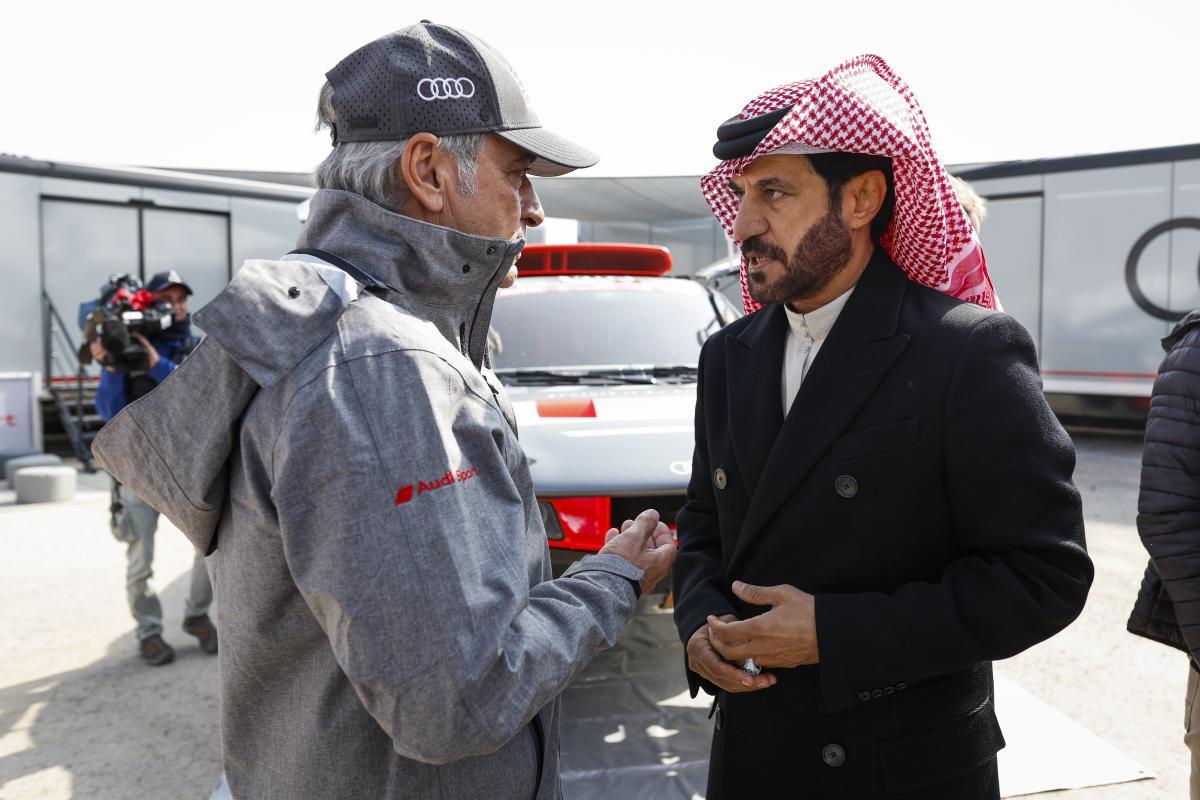 Carlos Sainz y el presidente de la FIA Mohammed Ben Sulayem