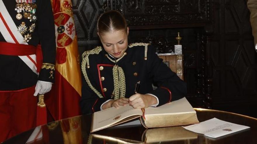 La princesa Leonor firma el libro de honor en Zaragoza