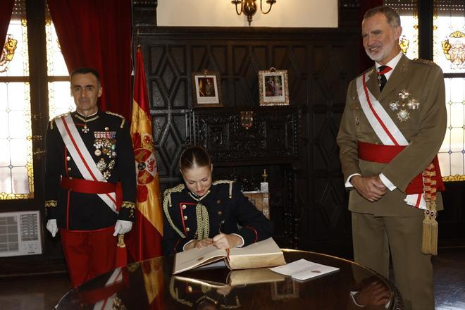 La princesa Leonor firma el libro de honor en Zaragoza