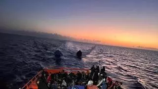 Salvamento Marítimo rescata nueve pateras con casi 500 migrantes en aguas de Lanzarote