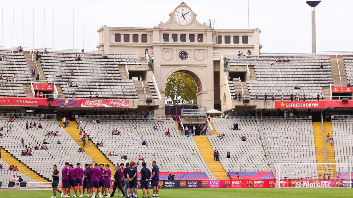 Los jugadores del Barça en el césped de Montjuïc antes del inicio del partido contra la Real Sociedad