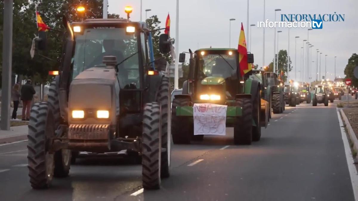 Sesenta tractoristas llevan las protestas agrarias hasta  Crevillent y Elche