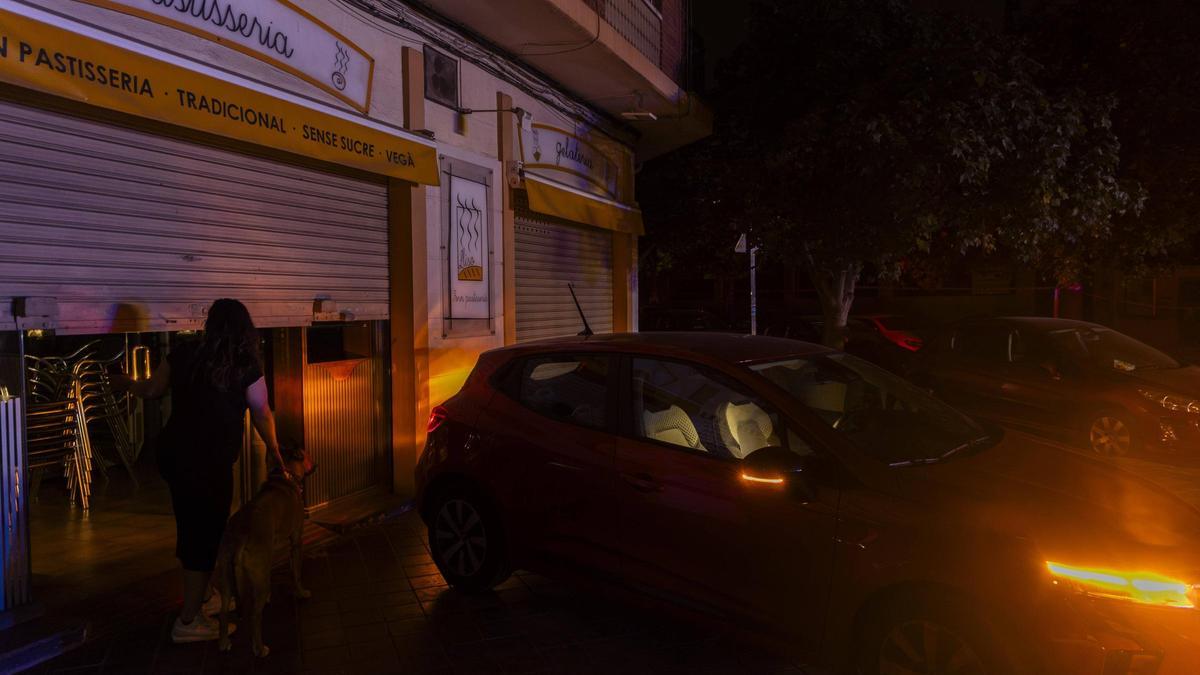 Detalle del apagón en un barrio de València.