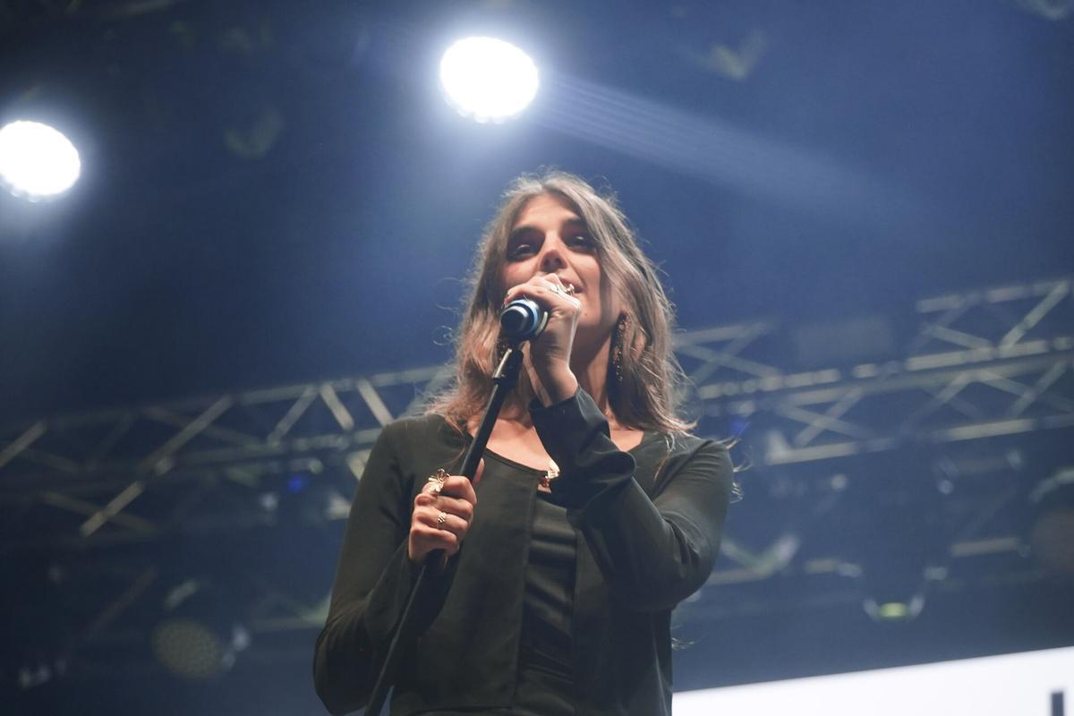 DePol, Chiara Oliver, Enol, Adexe y Nau, Chema Rivas, Daniela Blasco, La Beba, Lola Tuduri, César AC y Pikete, además del dúo local AWY, convirtieron la plaza de María Pita en una gran pista de baile.
