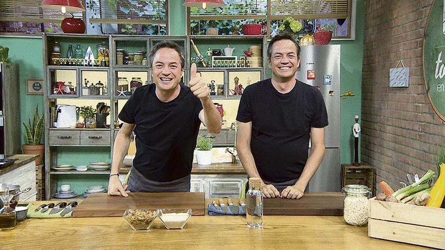 Los gemelos Torres, Sergio, a la izquierda, y Javier, en el plató de su programa de cocina de Televisión Española.