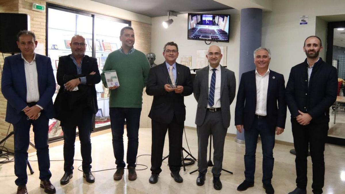 Monzó, al centro, con el premio, junto a Saura, G.Zambrano, Rius y el resto de autoridades. | A.A.