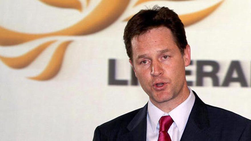 Clegg, en una conferencia de prensa tras aceptar el pacto con los conservadores.