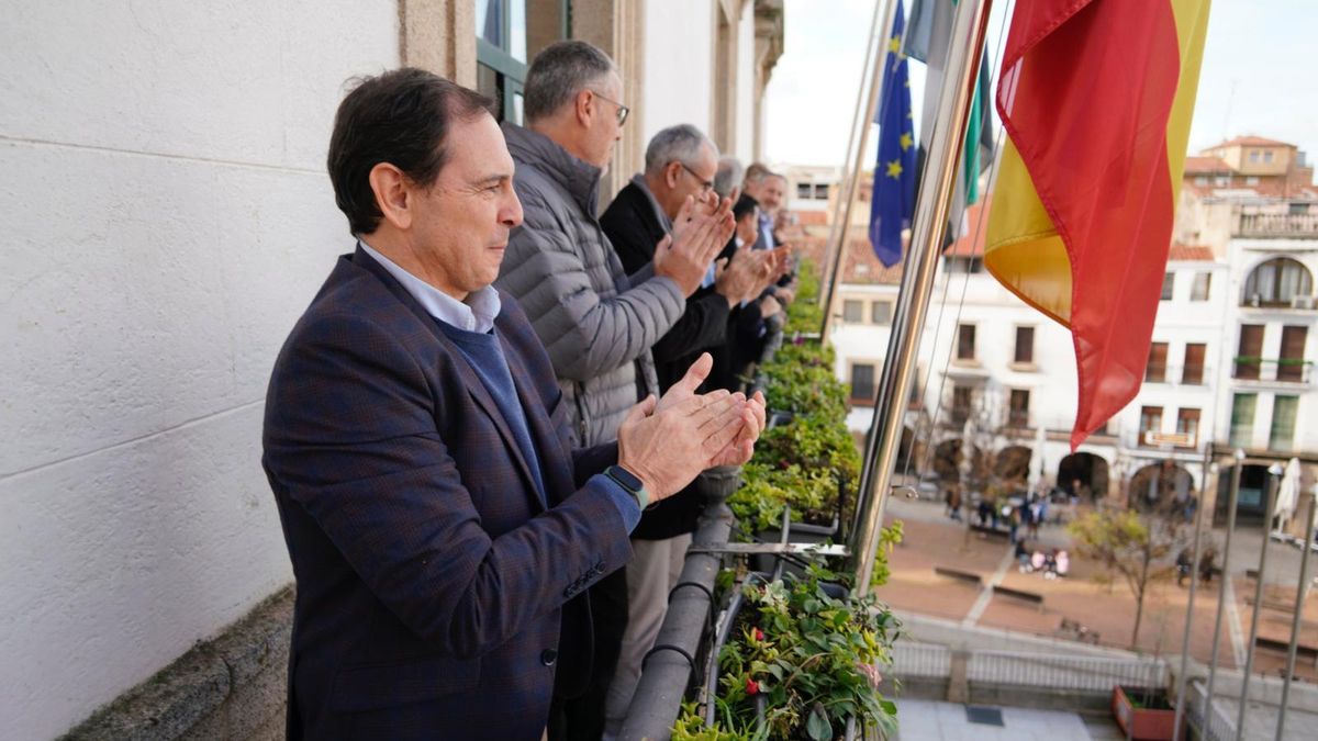 Los héroes de la ACB saludando a los aficionados desde el balcón del consistorio cacereño.