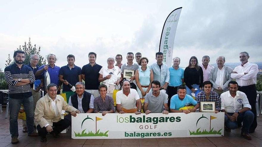 Foto de familia de los jugadores premiados, las autoridades y los representantes de las firmas colaboradoras en la organización del Open.