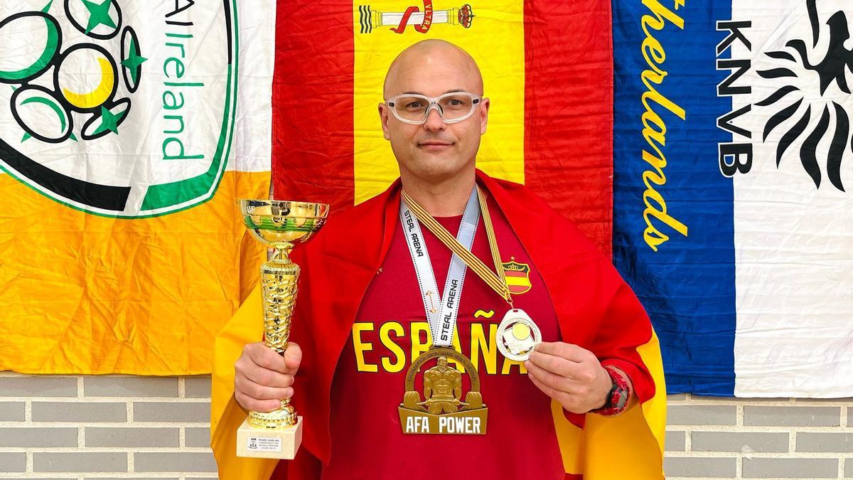Carlos Garrido Rosillo exhibe el trofeo y la medalla de campeón mundial