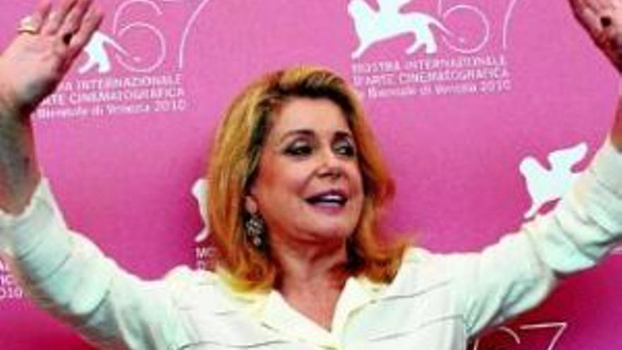 Deneuve deslumbra en la Mostra con su faceta cómica