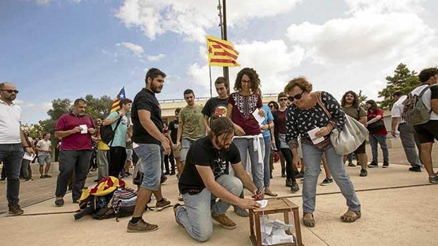 Estudiantes de la UIB votando simbólicamente para defender el derecho a decidir.